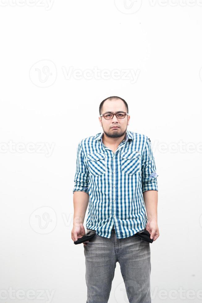 homem bonito levantando as mãos, mostrando que não tem nada isolado no fundo branco foto