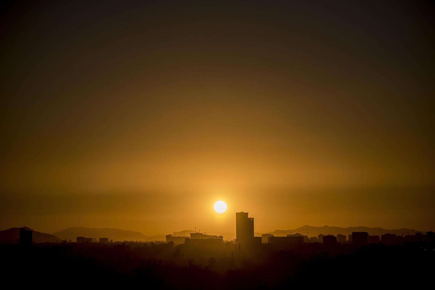 pôr do sol sobre a cidade foto