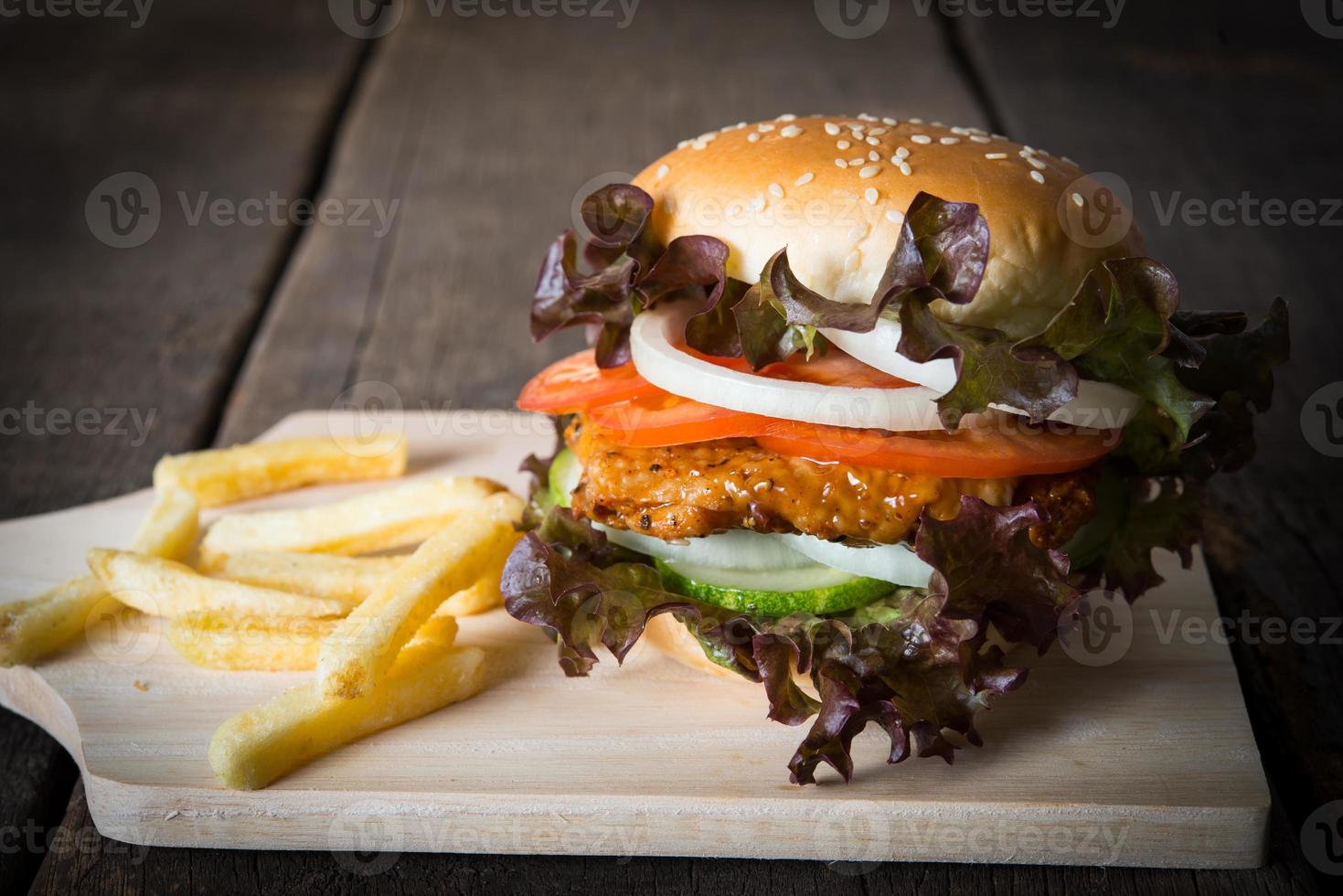 hambúrguer caseiro rústico e batata frita foto