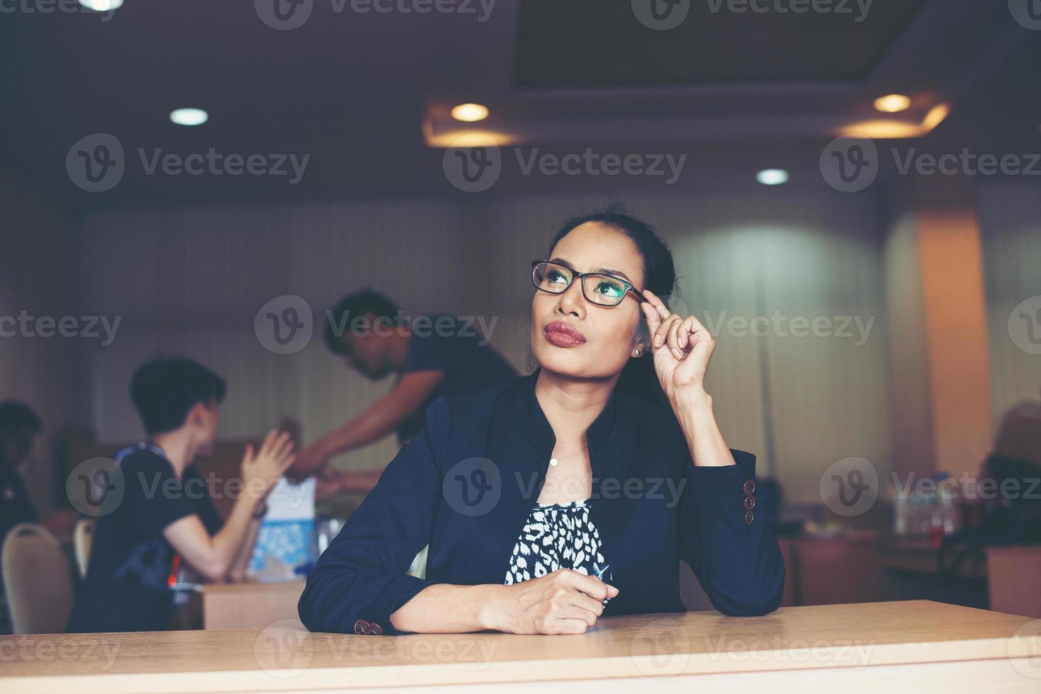 mulher de negócios trabalhando no escritório foto