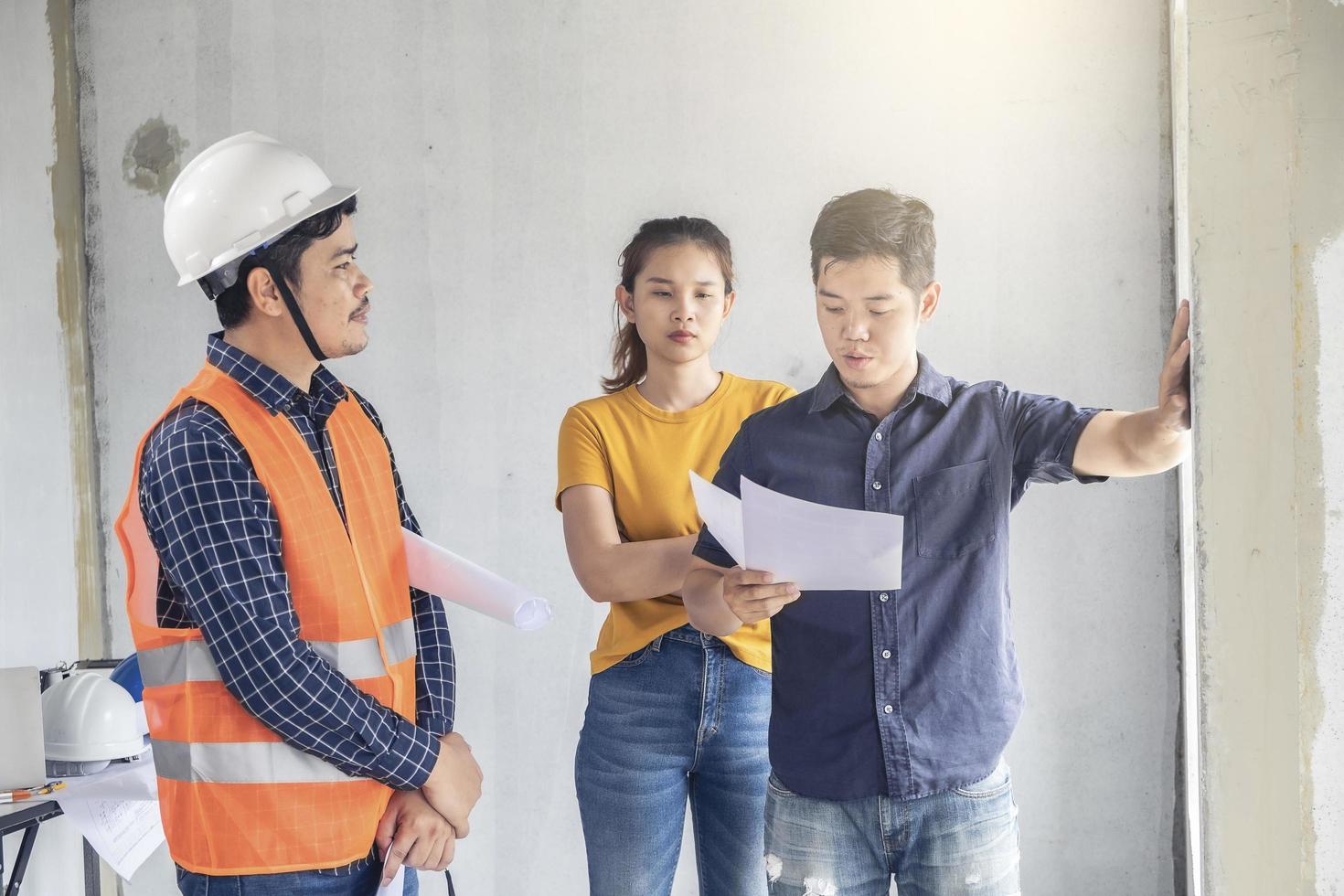 jovens engenheiros asiáticos construindo uma casa foto