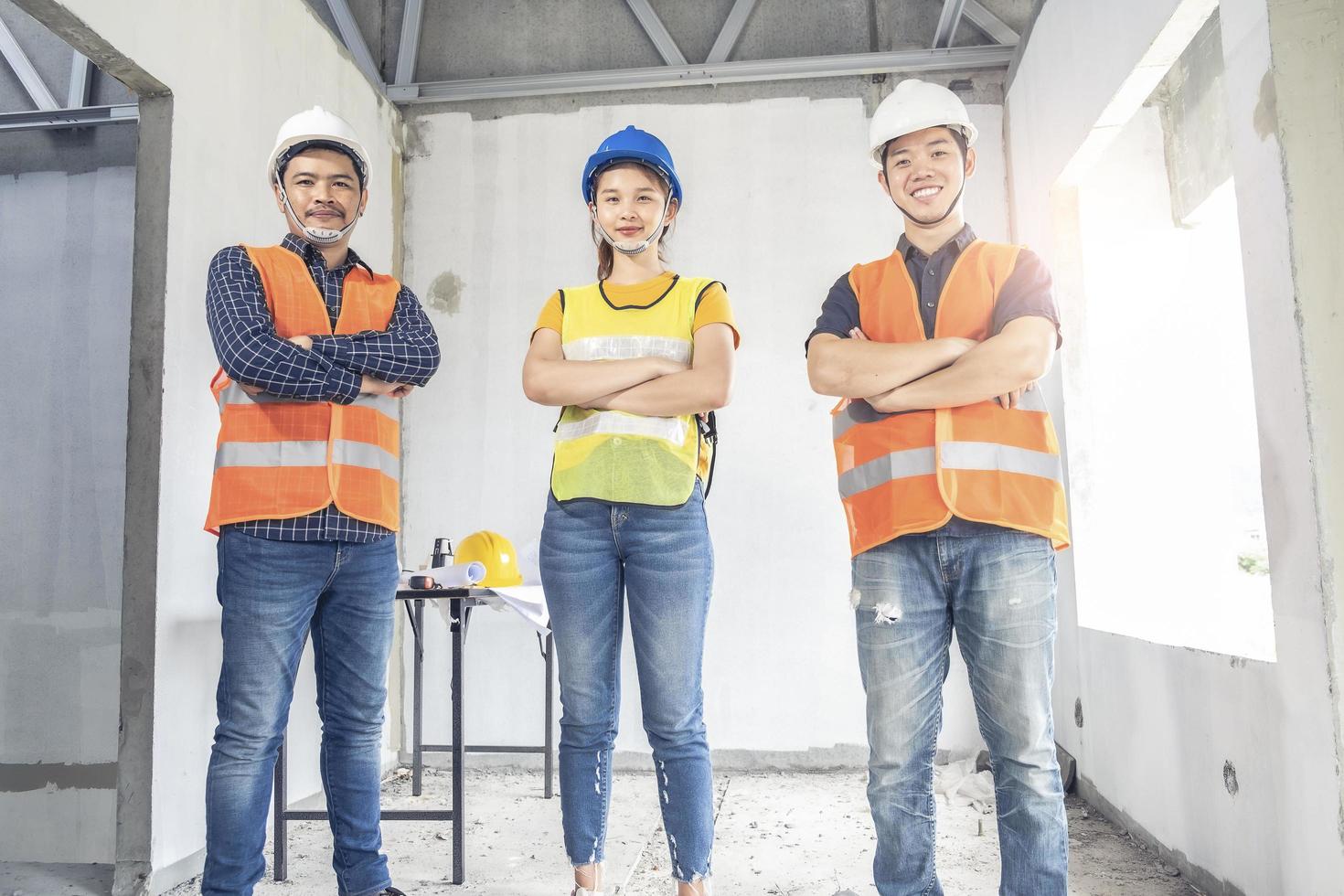 jovem engenheiro asiático construindo uma casa foto