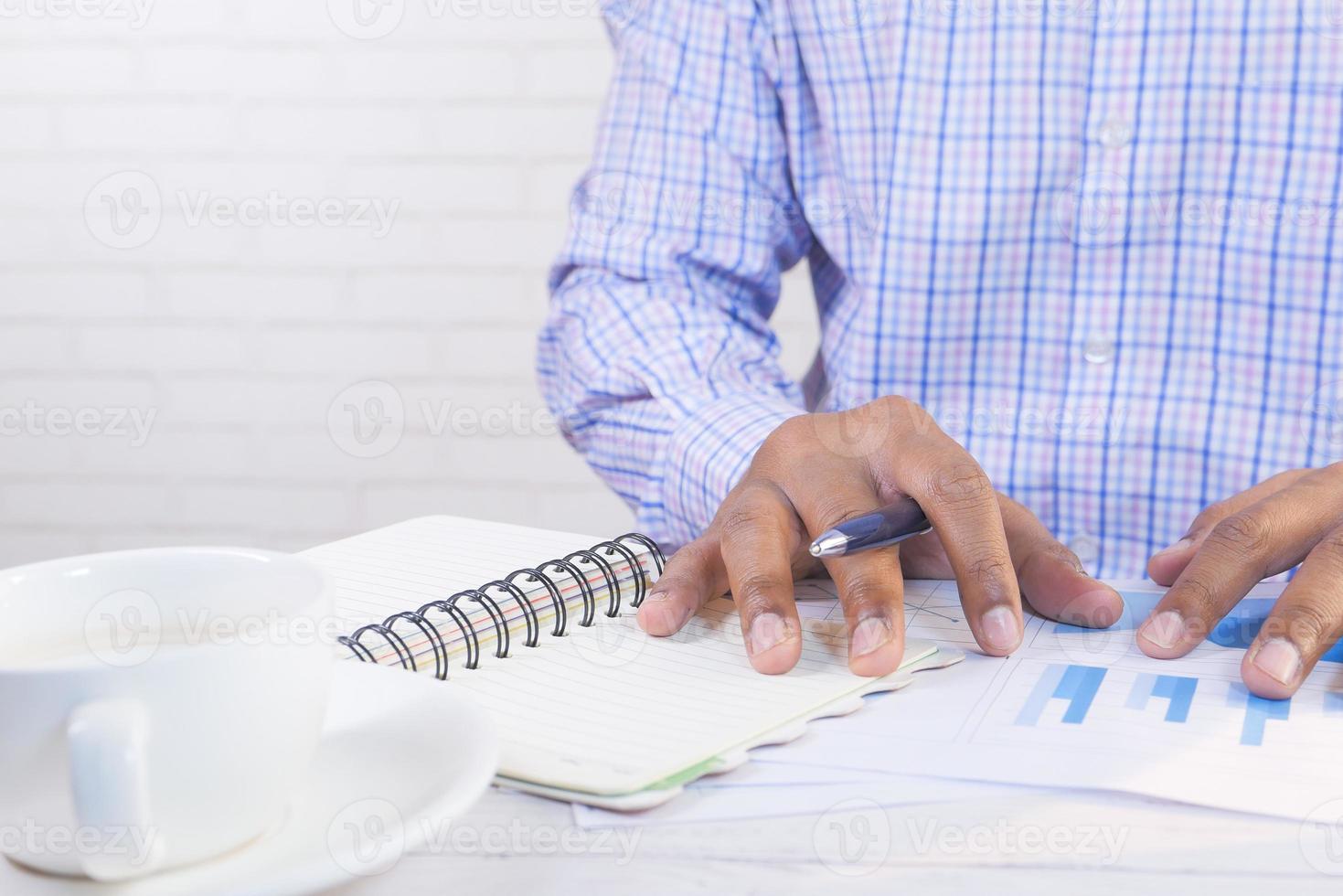 homem trabalhando em uma mesa foto