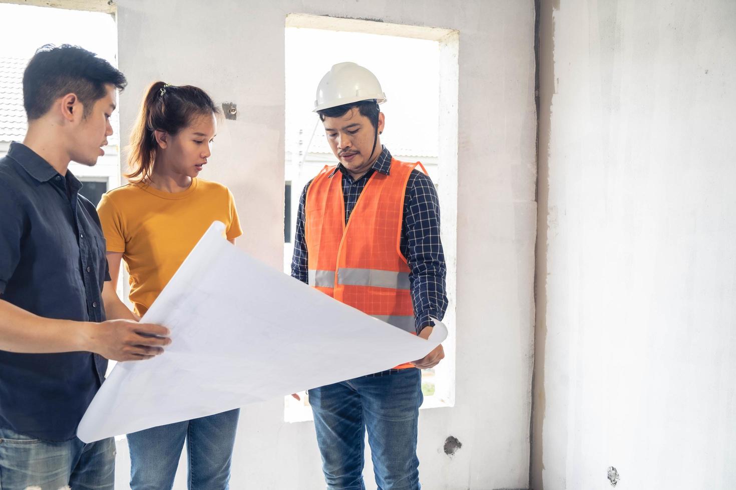 três inspetores de engenharia residencial foto