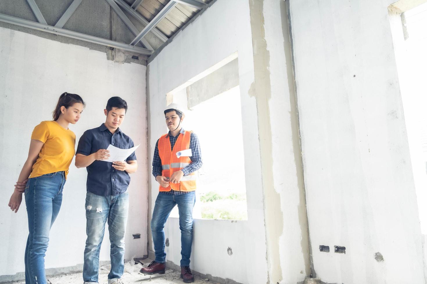 jovens engenheiros asiáticos construindo uma casa foto