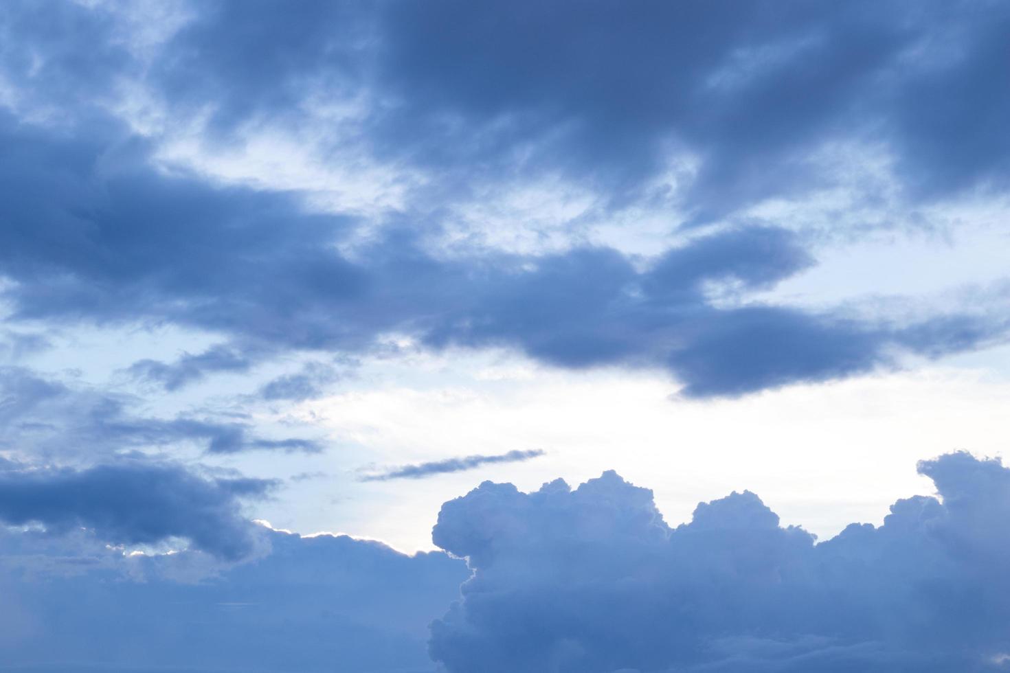 céu azul nublado escuro foto