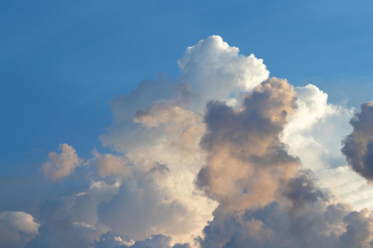 céu nublado escuro foto