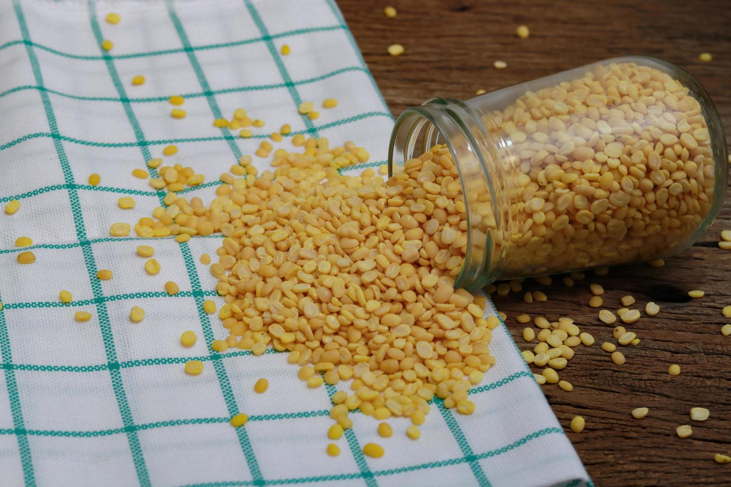 grãos de soja descascados e partidos em um pano de cozinha foto