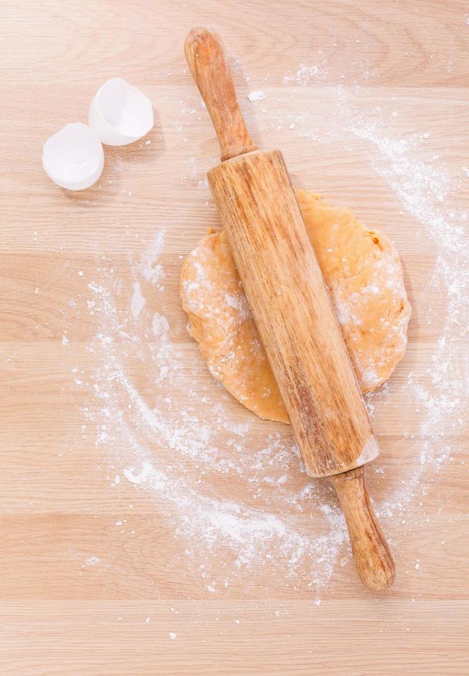 preparação de macarrão na mesa foto