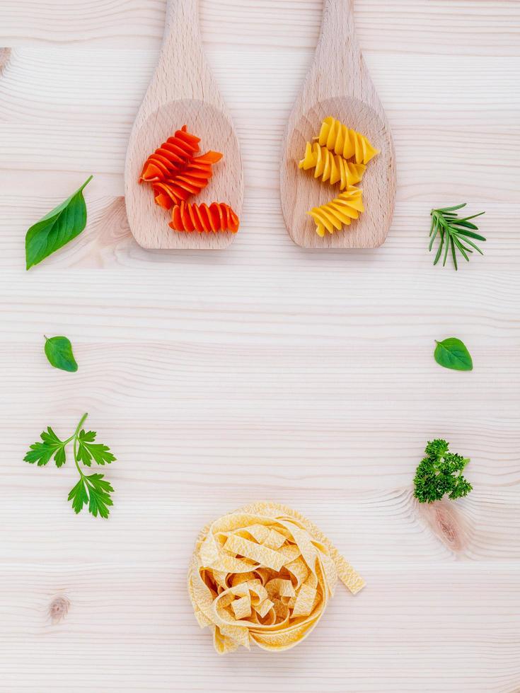 conceito de comida italiana com macarrão foto