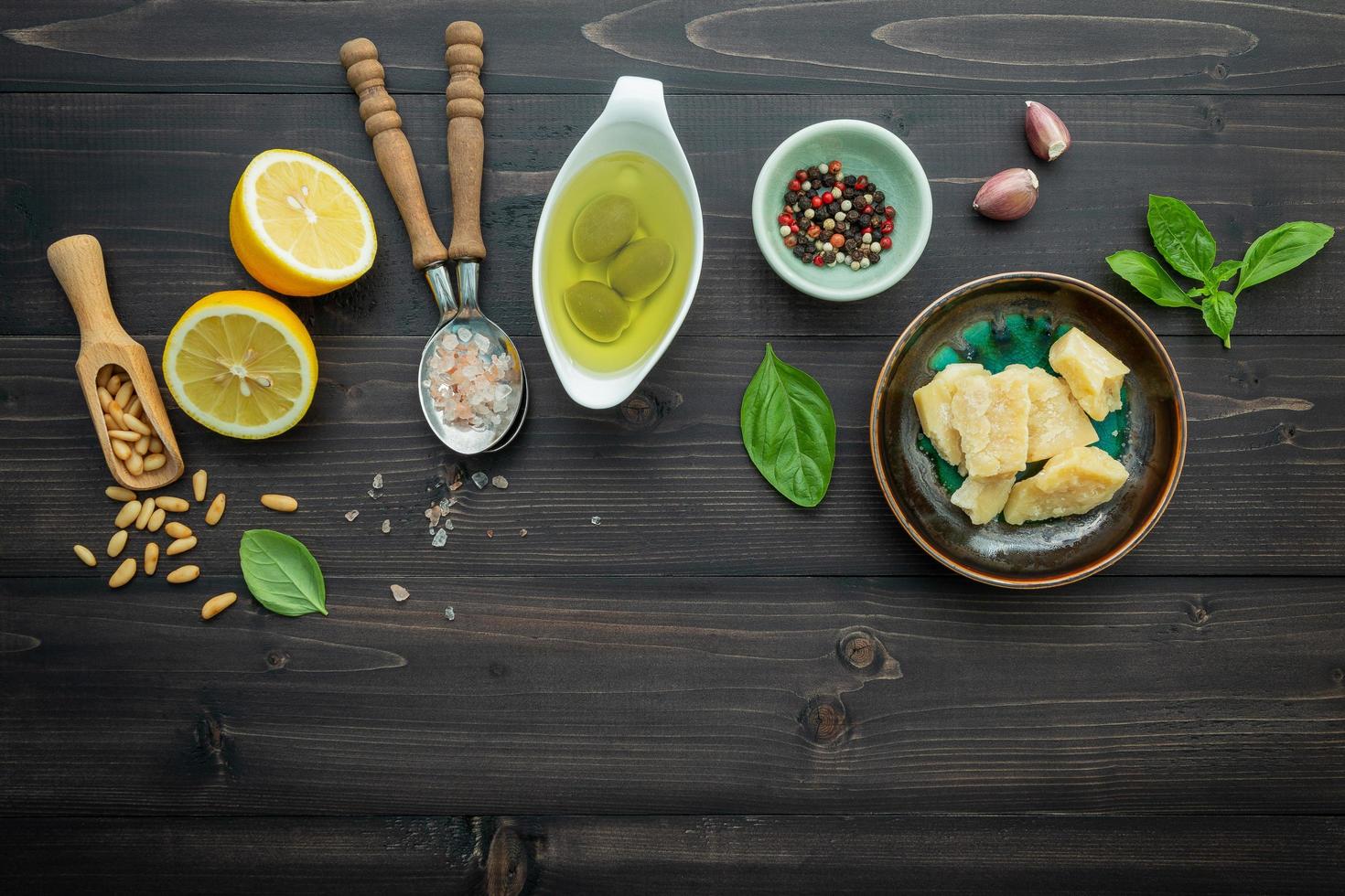 ingredientes orgânicos em madeira escura foto