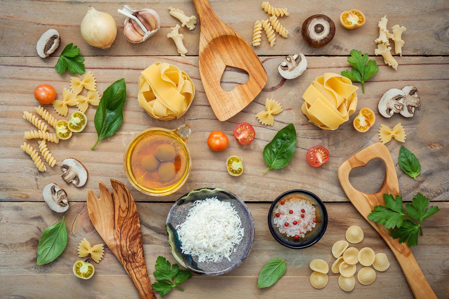 comida italiana deitada na madeira foto