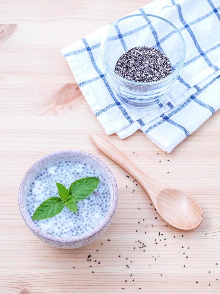 pasta de semente de chia em uma tigela foto