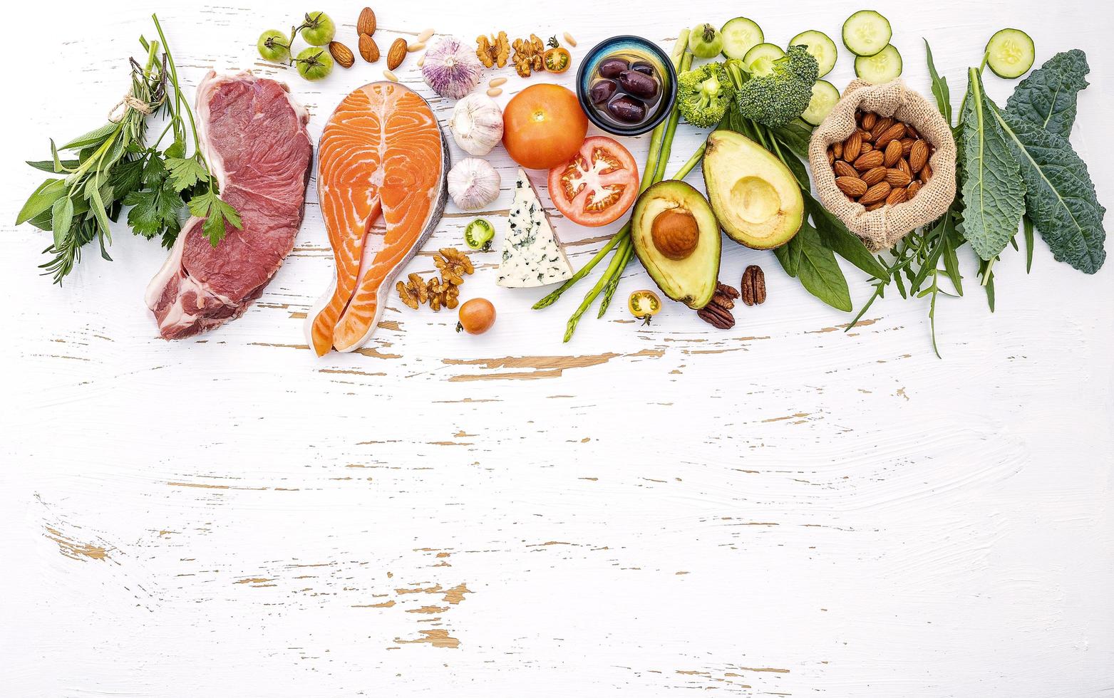 alimentos com baixo teor de carboidratos em um fundo branco surrado foto