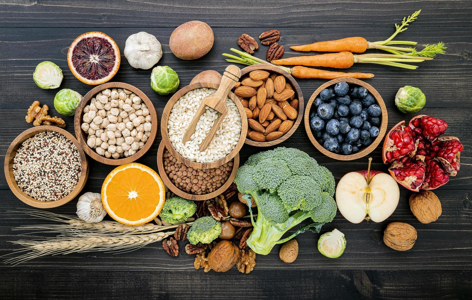 vista superior de alimentos saudáveis em madeira escura foto