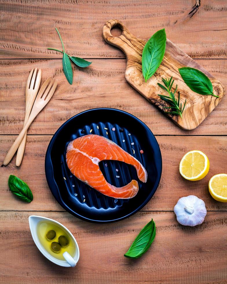 vista superior de ingredientes de uma refeição de salmão foto