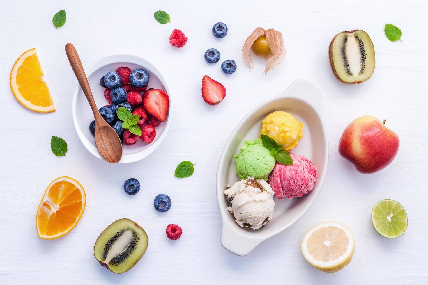 sorvete colorido com vista de cima de frutas foto