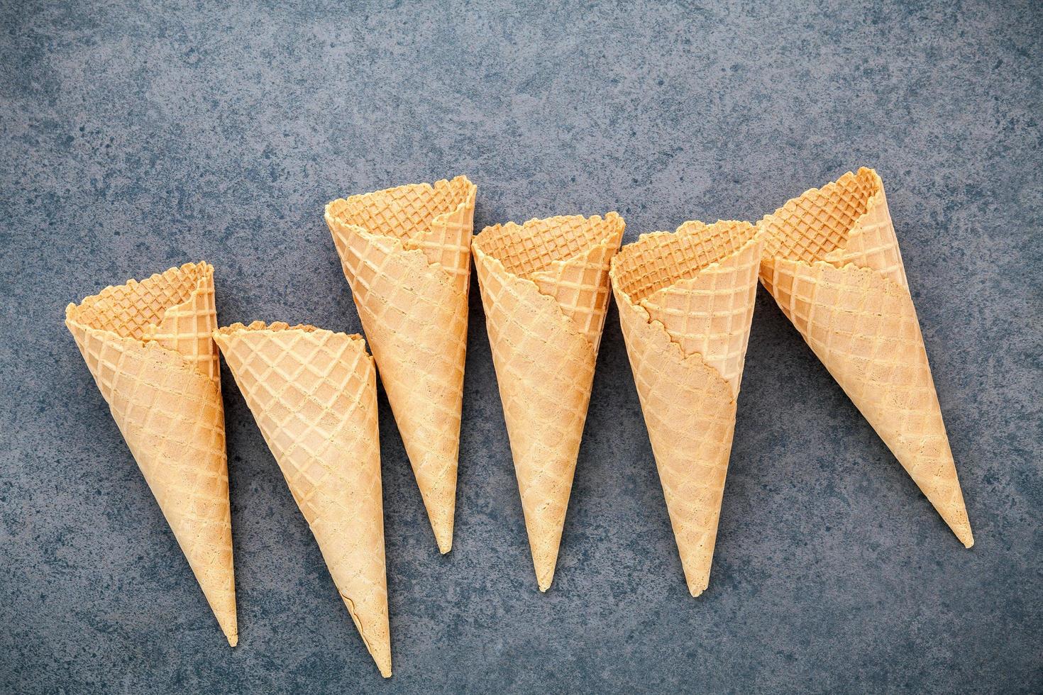 cones de sorvete em ardósia foto