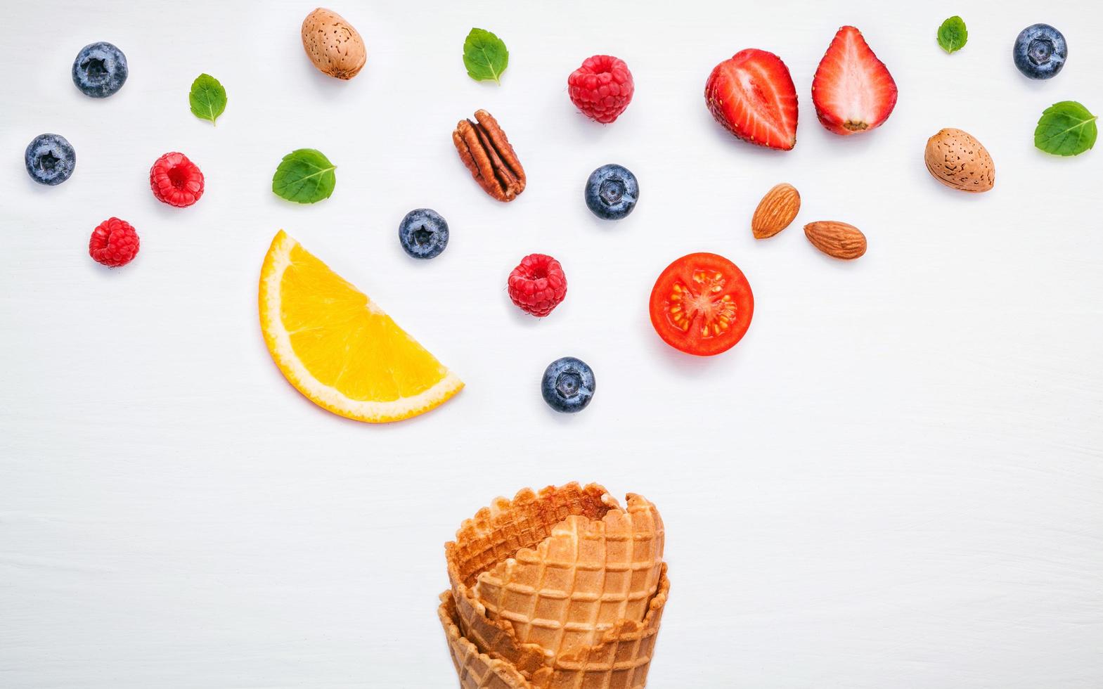 frutas e nozes com um cone de waffle foto