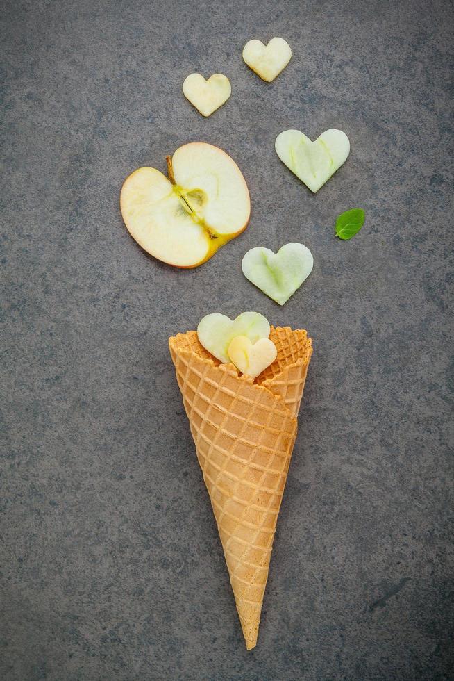 fatias de maçã com um cone de waffle foto