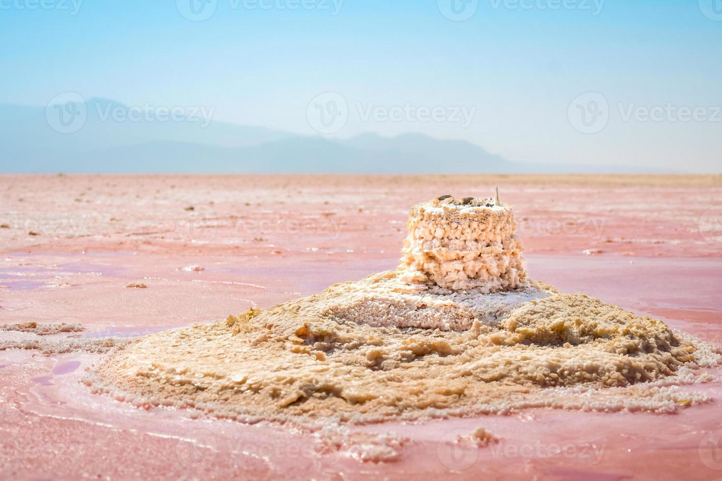 secar o lago de sal rosa maharlu close-up panorama com textura e detalhes foto