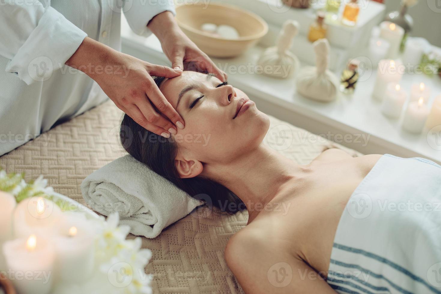 mulher relaxante com uma massagem dentro uma spa Centro foto