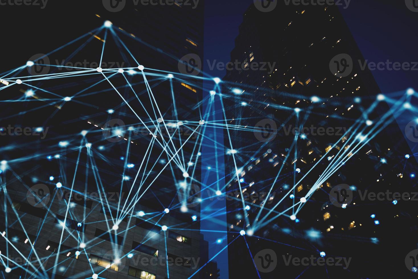 abstrato Internet conexão rede com noite cidade com arranha-céus às a fundo foto