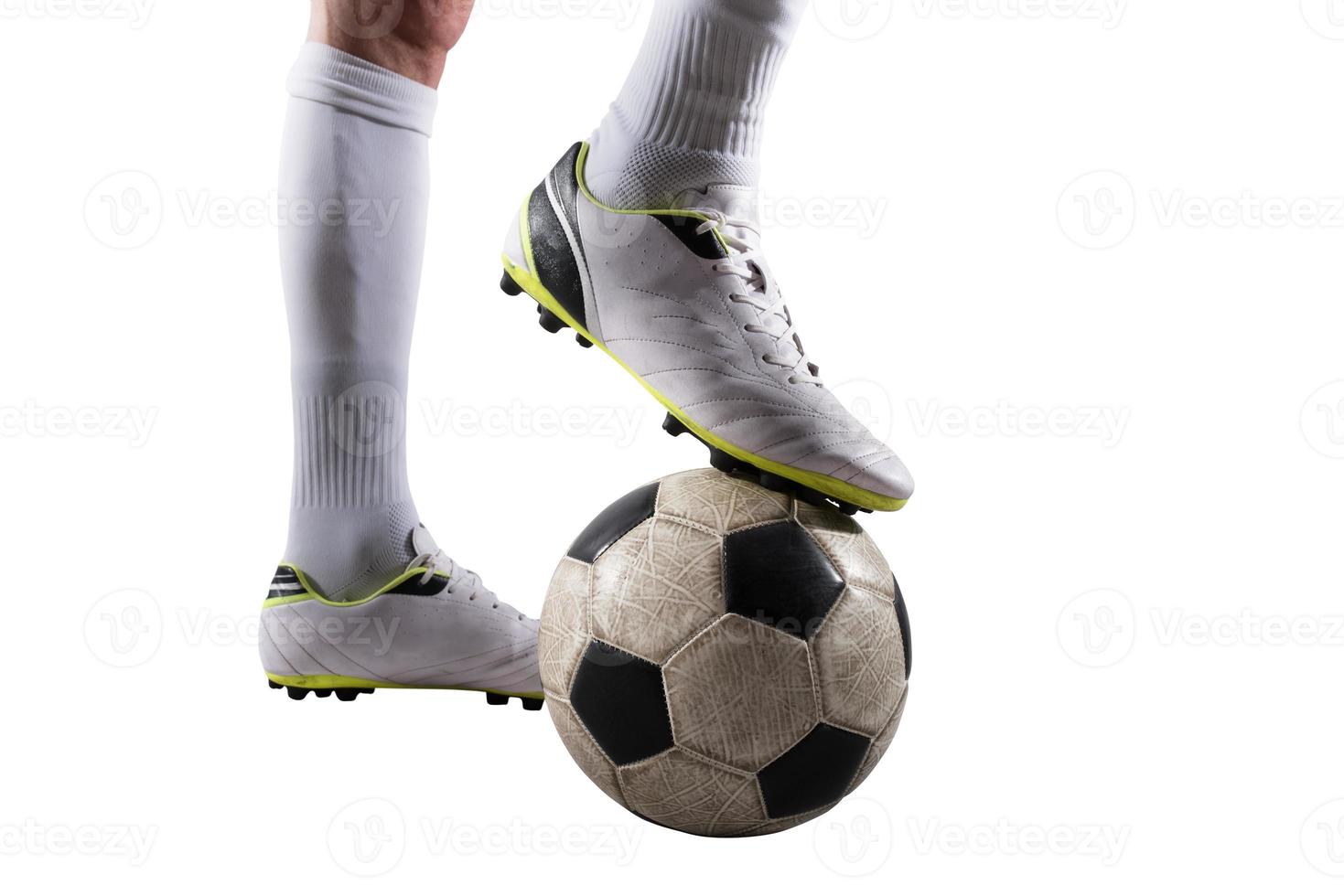 futebol jogador com bola de futebol pronto para jogar. isolado em branco fundo foto