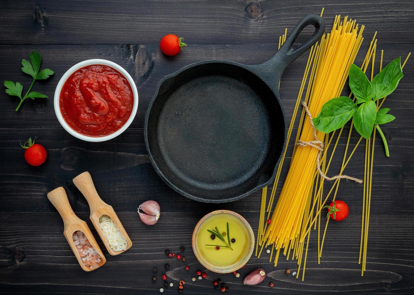 frigideira e ingredientes de espaguete frescos foto