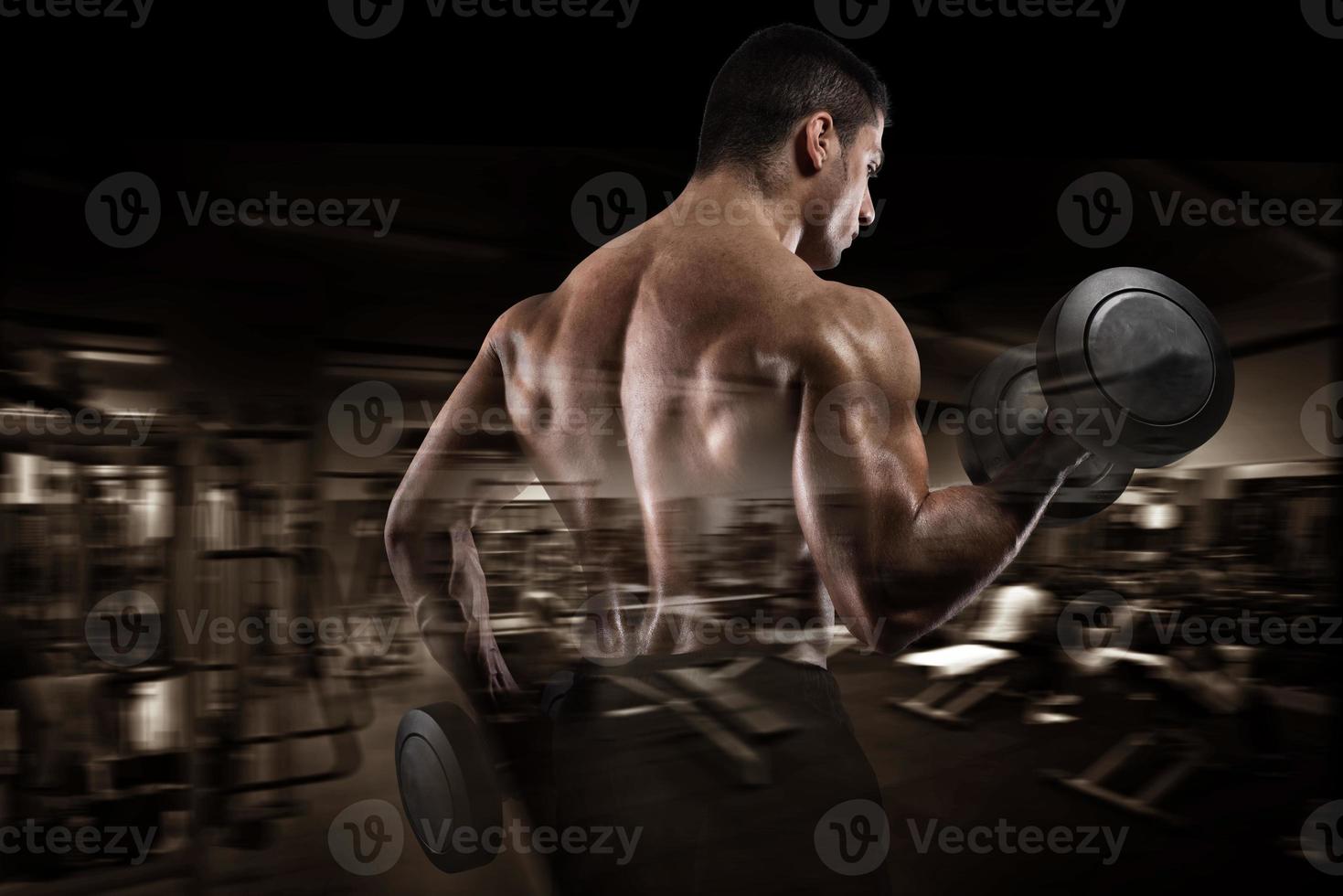 Atlético homem Treinamento bíceps em Academia fundo foto