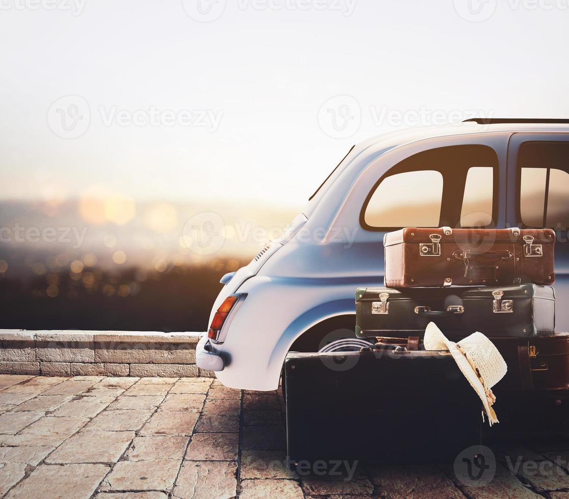 carro em a estrada pronto para verão feriado durante pôr do sol com bagagem foto