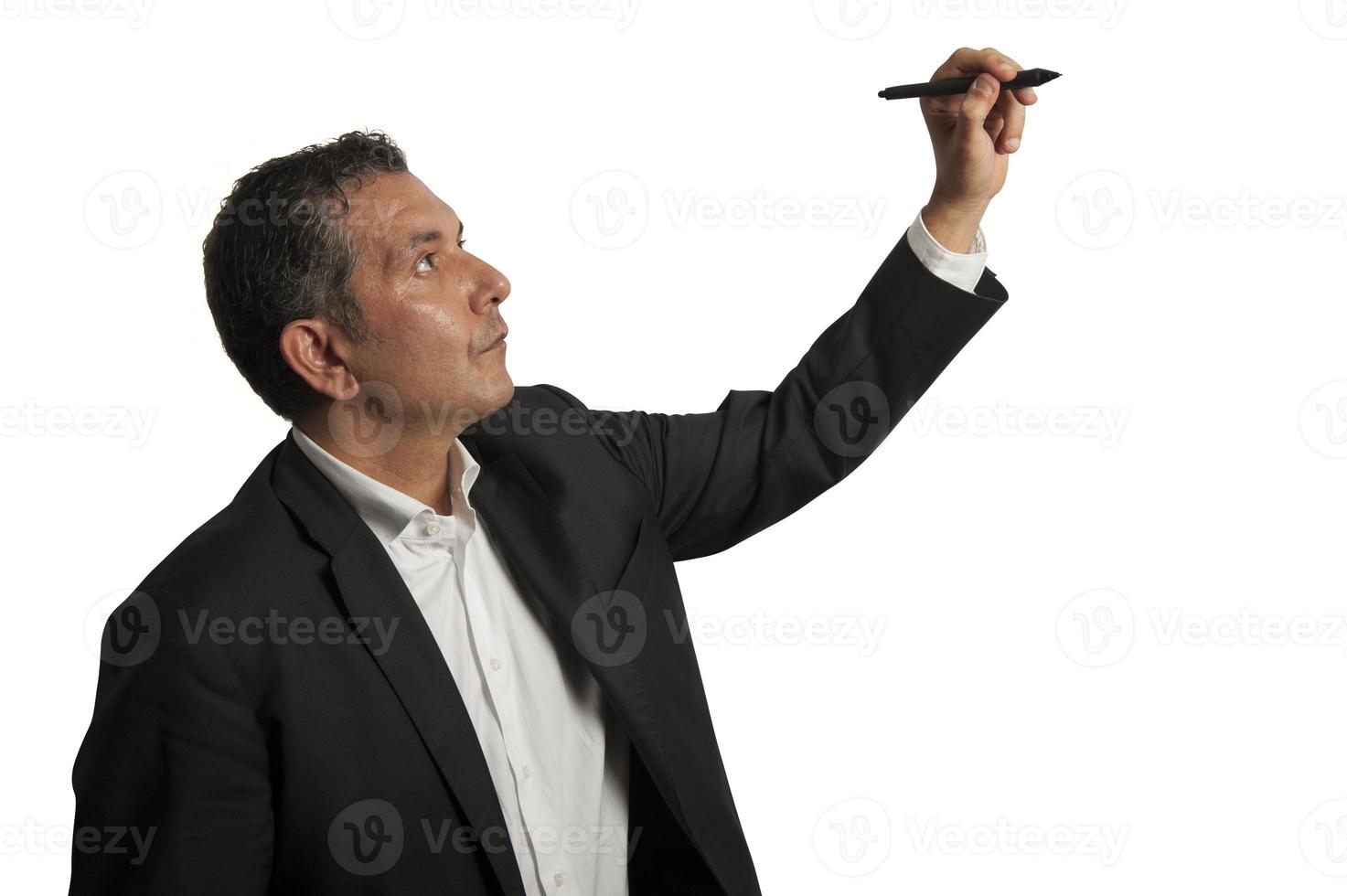 homem de negocios desenhando em quadro branco foto