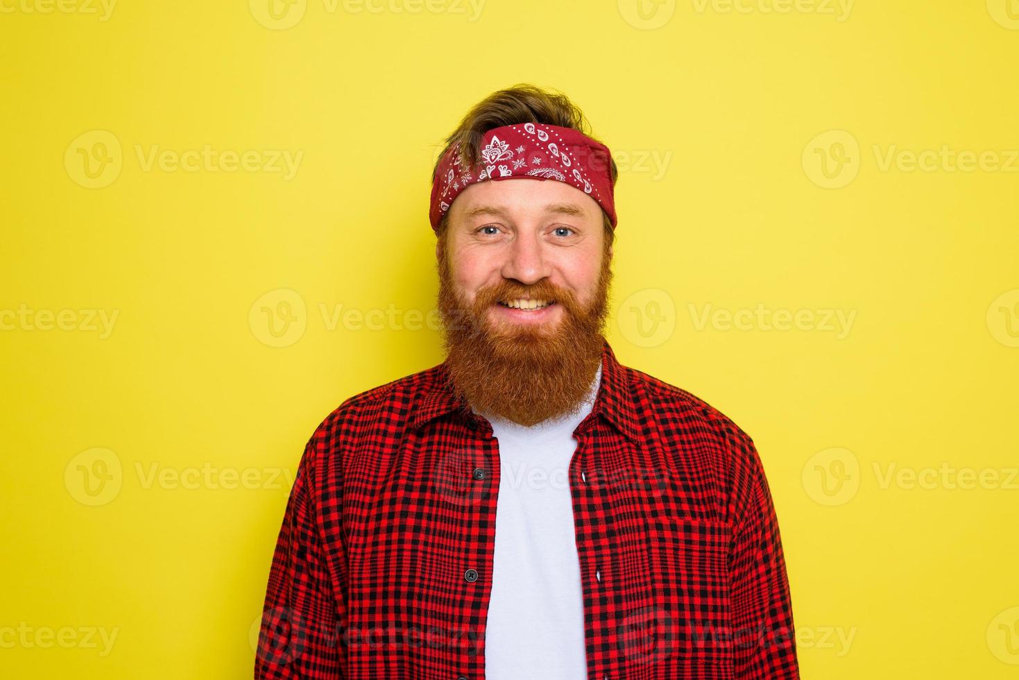 feliz homem com barba e bandana dentro cabeça foto