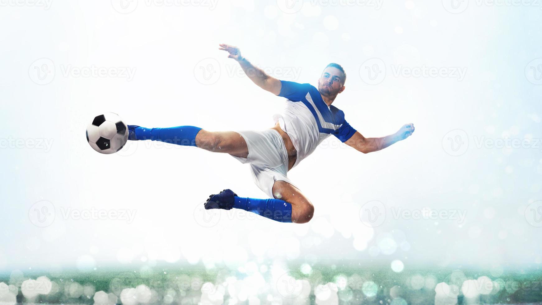 futebol atacante exitos a bola com a acrobático pontapé dentro a ar em branco fundo foto