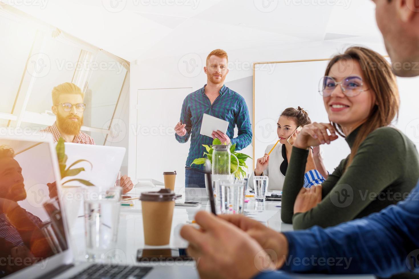 o negócio pessoas dentro escritório conectado em Internet rede Como uma comece companhia foto