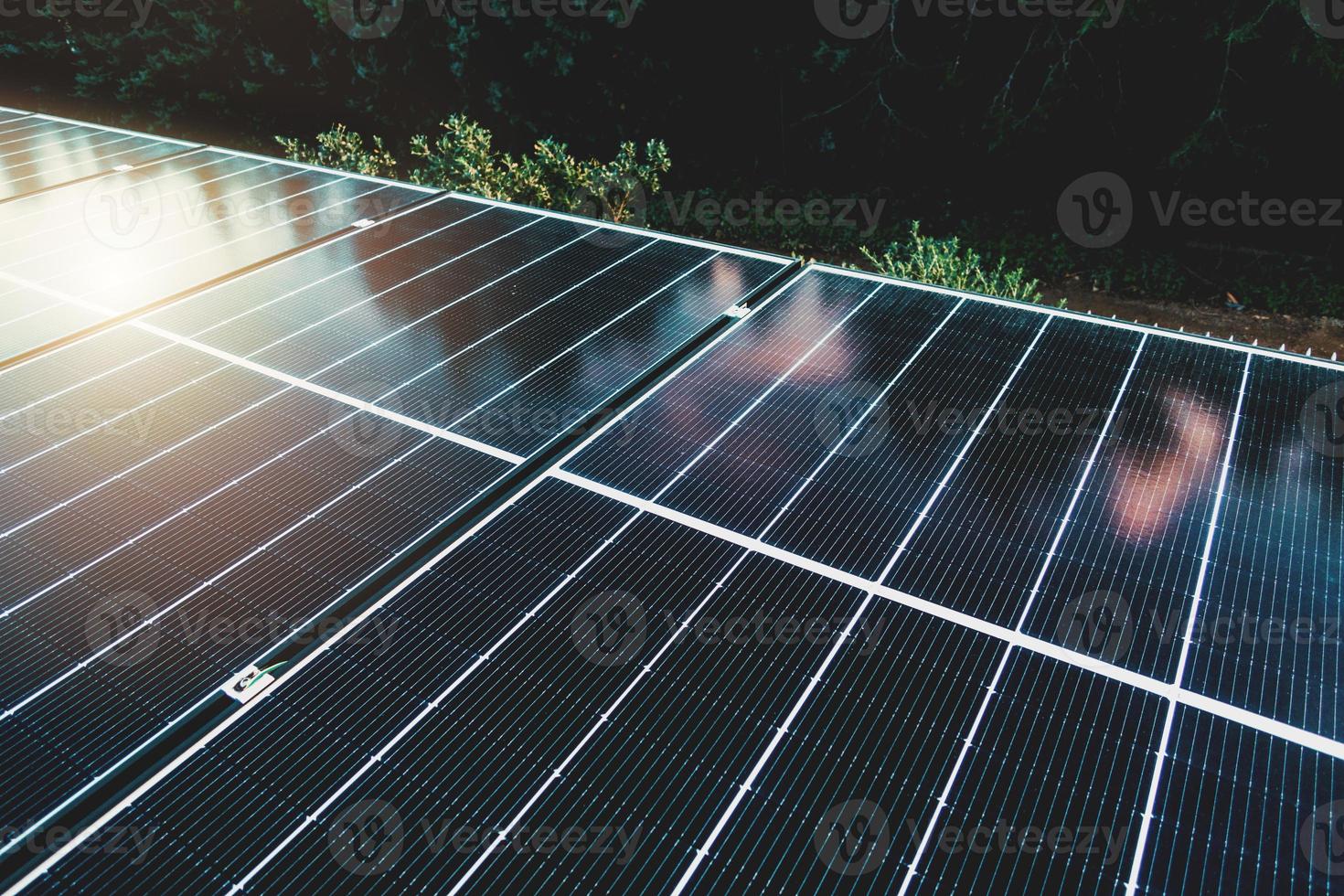 renovável energia sistema com solar painel em a cobertura foto