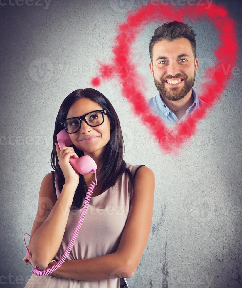 menina falando com dela namorado foto