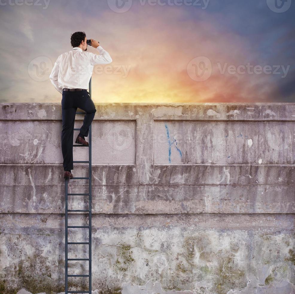 homem de negocios parece longe para Novo o negócio foto