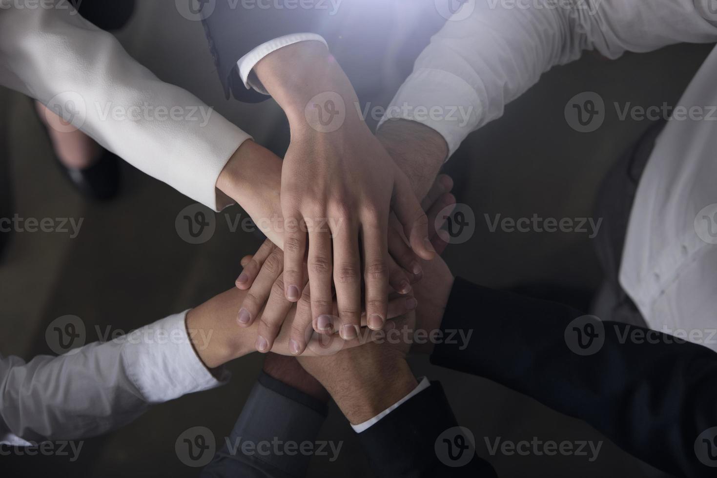 o negócio pessoas colocando seus mãos junto. conceito do comece, integração, trabalho em equipe e parceria foto