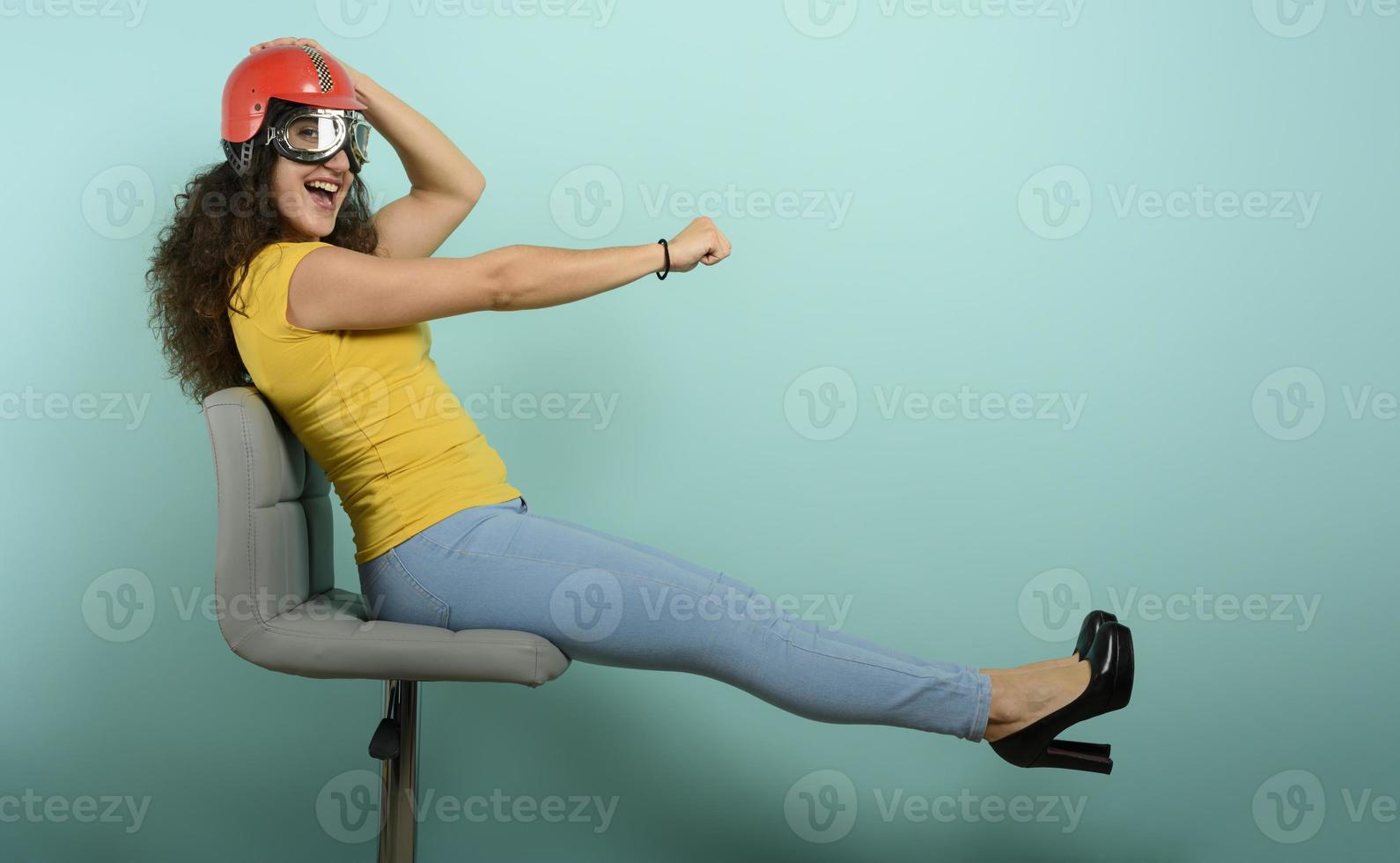 mulher com vermelho capacete pensa para dirigir uma velozes carro. ciano fundo. foto