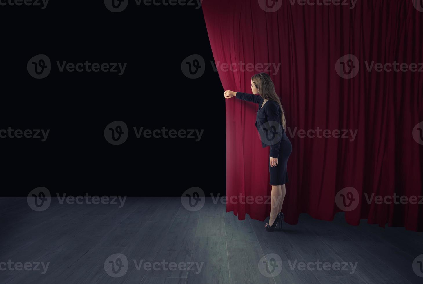 mulher aberto vermelho cortinas do a teatro etapa foto