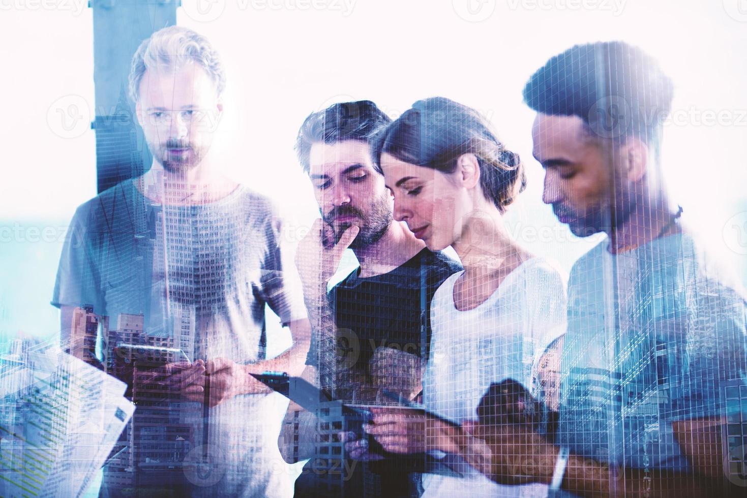 equipe do empresários Visão projeto em tábua. conceito do cooperação e tecnologia foto