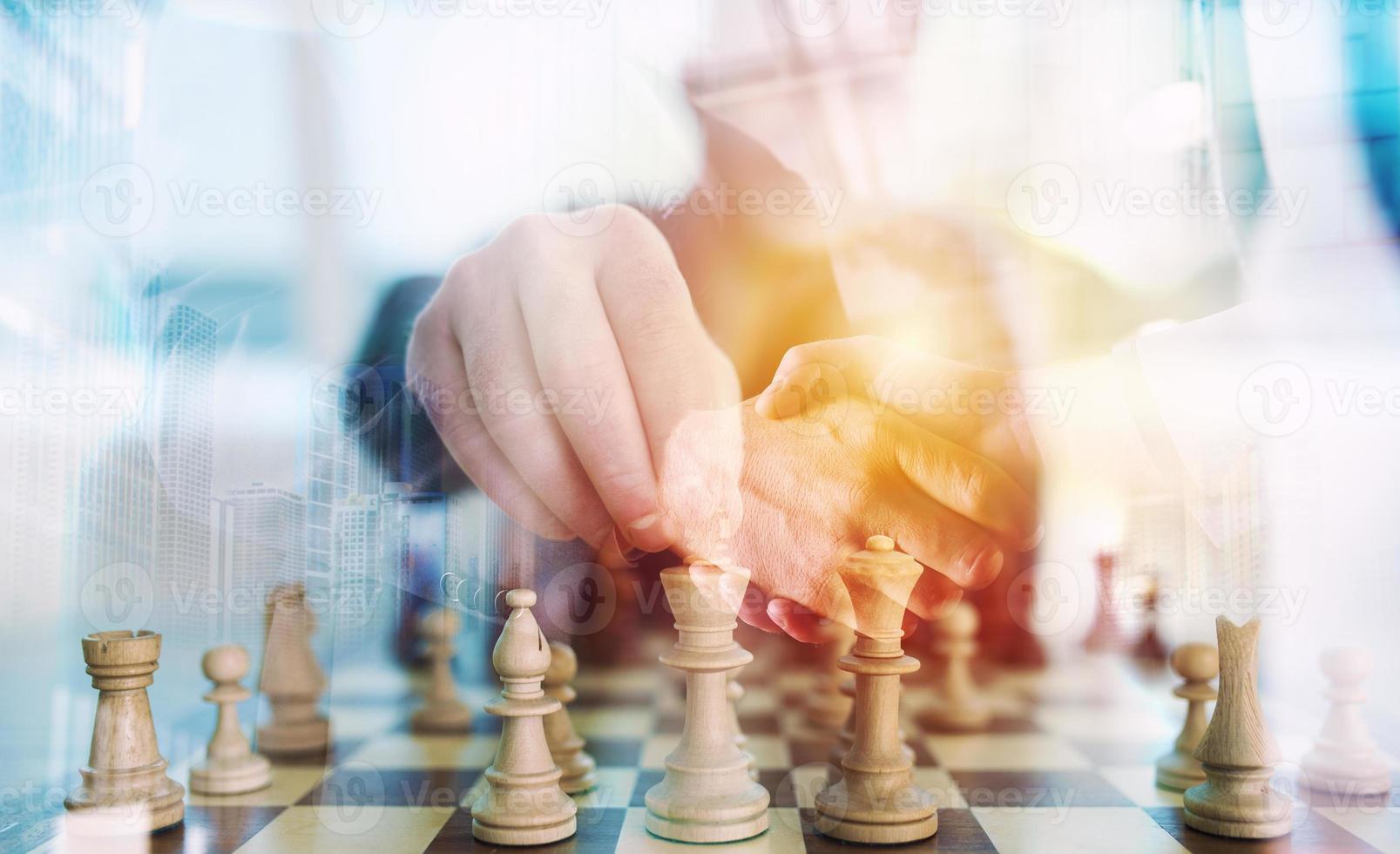 o negócio estratégia com xadrez jogos e aperto de mãos o negócio pessoa dentro escritório. conceito do desafio e tática. Duplo exposição foto