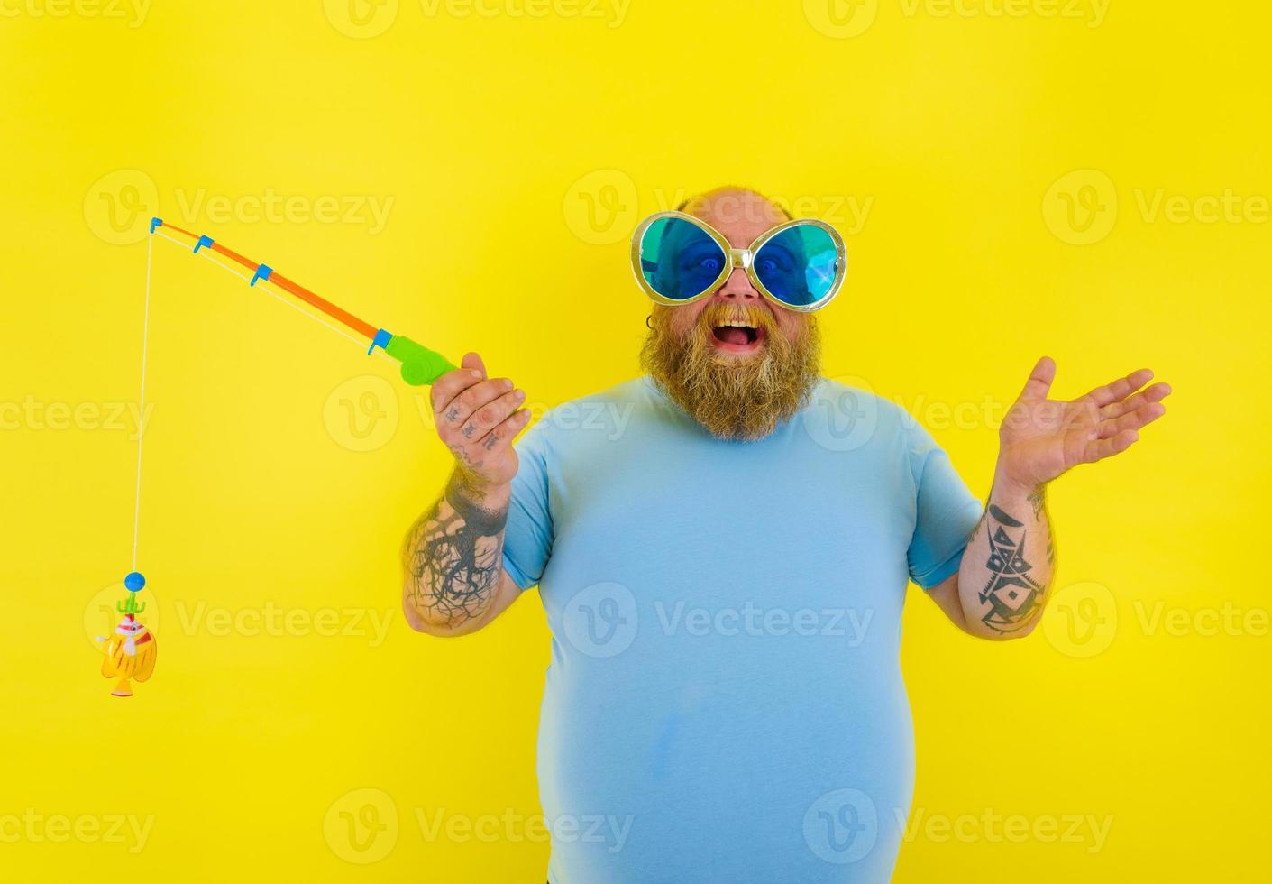 gordo homem com barba e oculos de sol ter Diversão com a pescaria Cajado foto