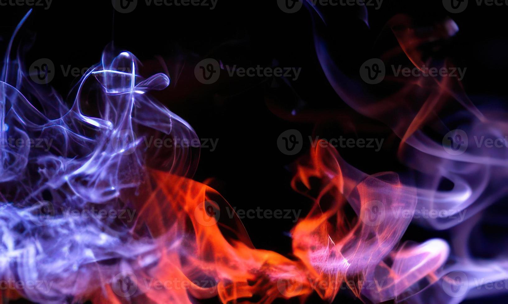 fumaça colorida em fundo preto foto