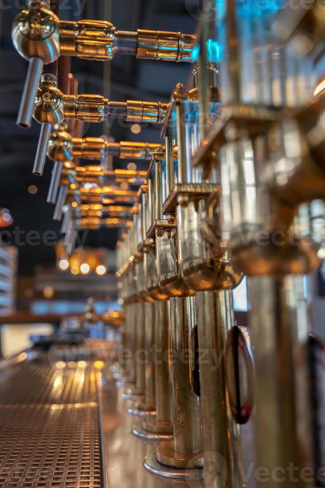 fechar-se do dourado Cerveja bomba dentro uma cervejaria foto