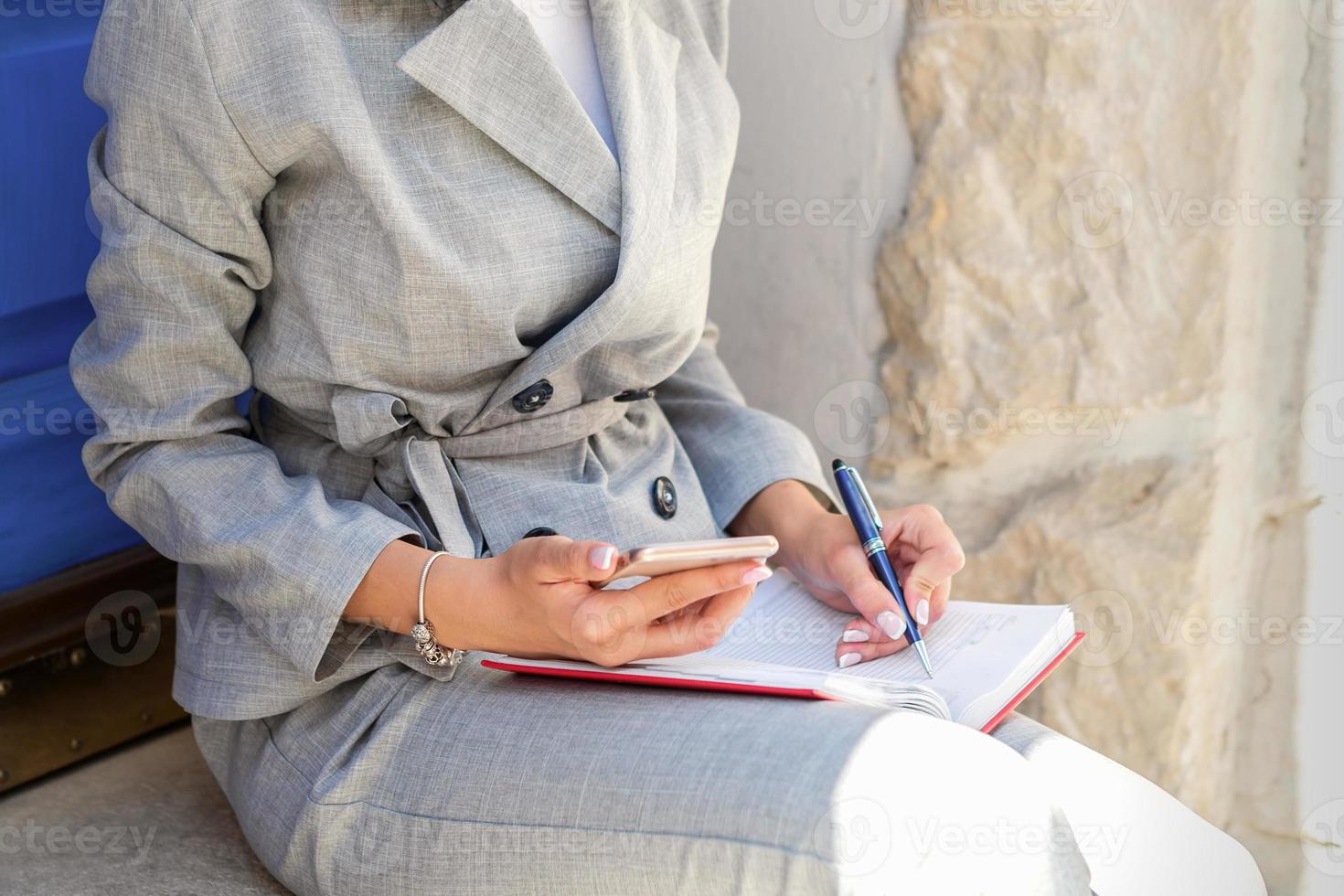 empresária levando notas enquanto sentado em a escadas foto