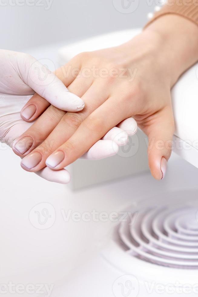 mão depois de manicure dentro mão do manicuro foto