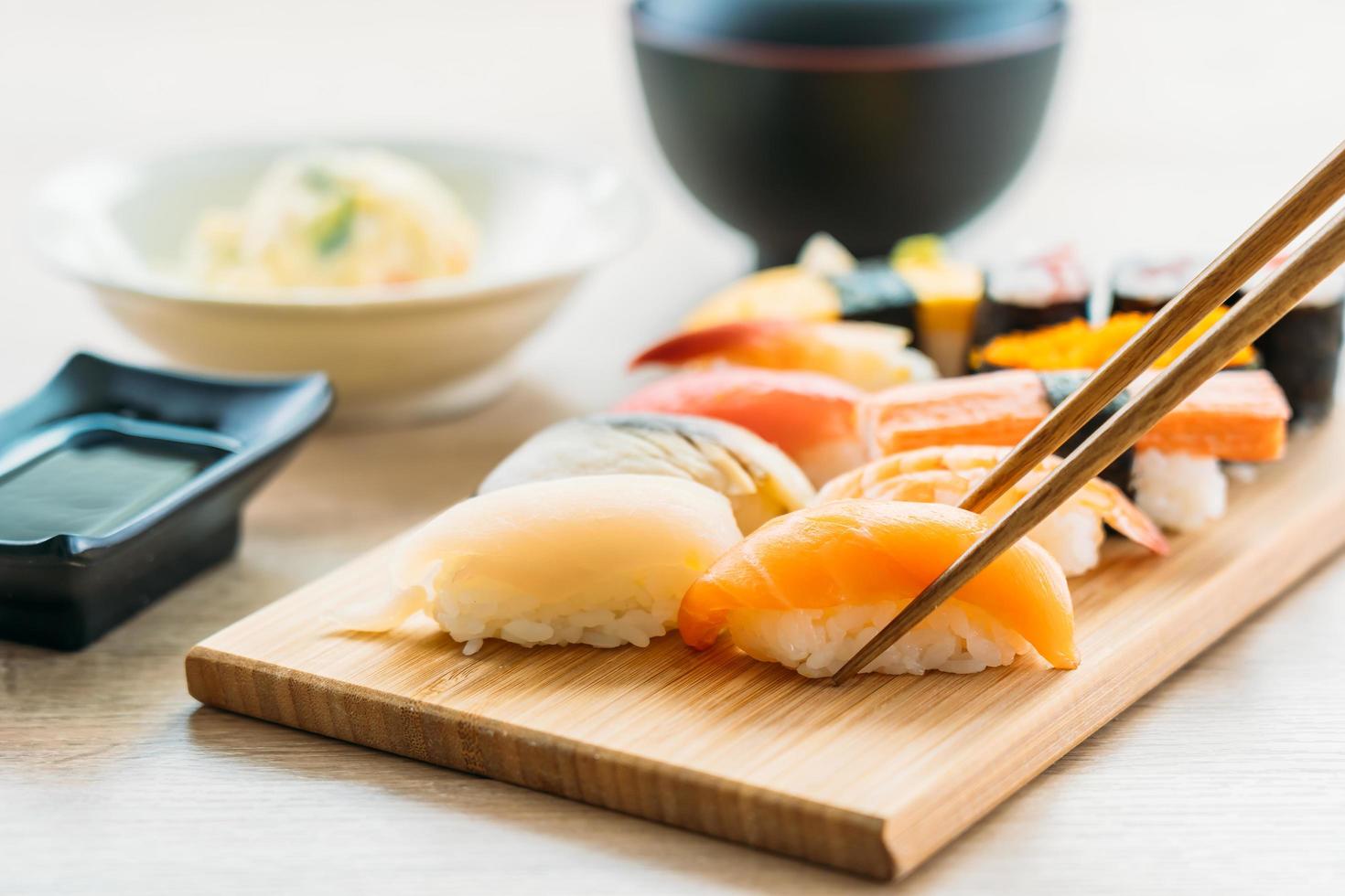 salmão, atum, casca, camarão e outras carnes maki sushi foto