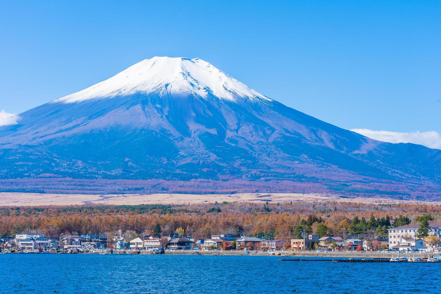 bela vista de mt. fuji do lago yamanakako, japão foto